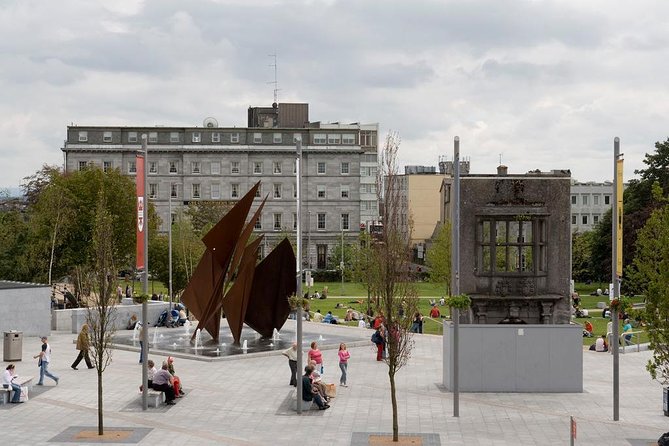 4-Day South West Ireland Tour from Dublin - Guides, coach comfort, and the human side