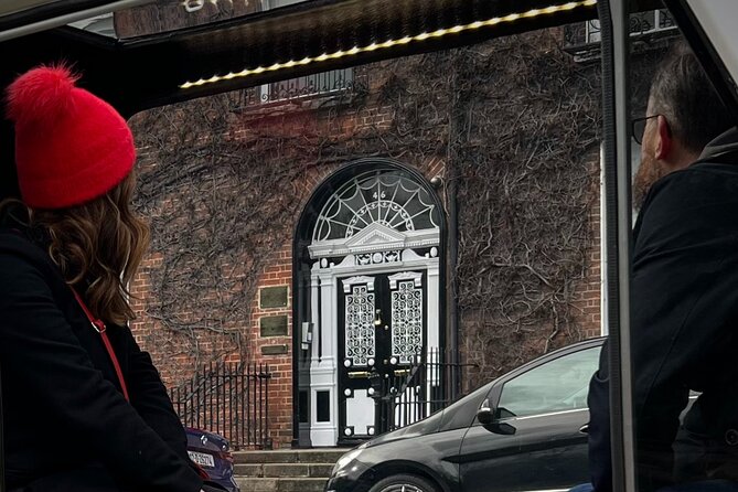 A Unique and Fun 1 Hour city tour of Dublin - Oscar Wilde and the Georgian Squares