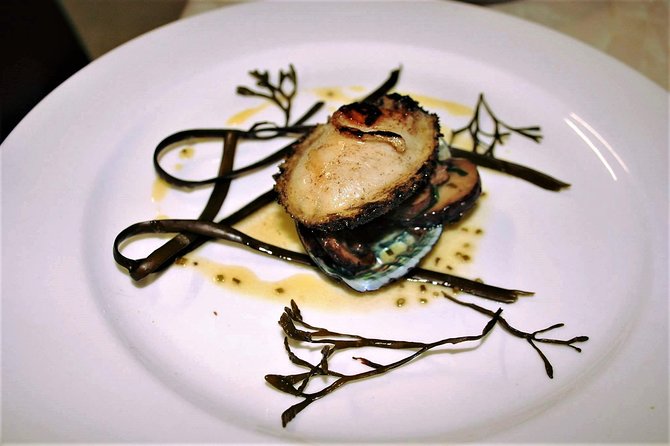 Abalone farm tour and tasting with coastal seaweed walk. Guided. 2 hours - Inside Mungo Murphy’s abalone farm