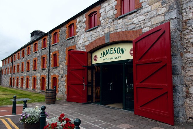 Blarney Castle Cork City and Jameson Distillery Small groups - The one-hour view of Cork City