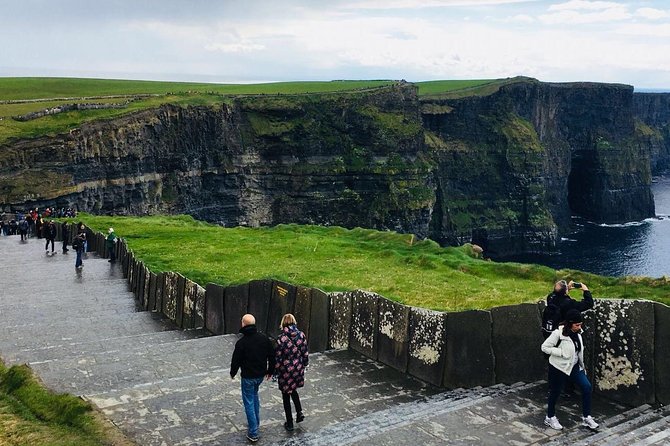 Cliffs Of Moher Tour In Spanish - Walking the Cliffs of Moher
