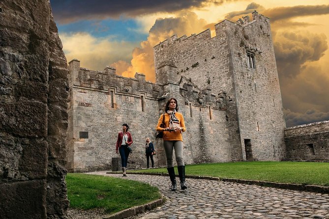 Cork City, Cahir Castle and Rock of Cashel Tour with Spanish Speaking Guide - Cahir Castle gives you 90 minutes of medieval Ireland