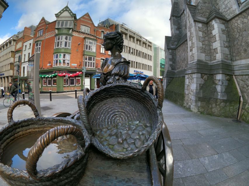 Dublin: Dublin City Highlights Private Guided Walking Tour - Crossing Ha’penny Bridge