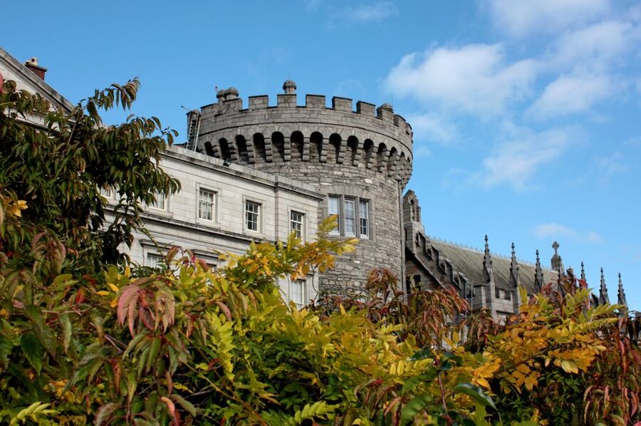 Dublin: Fast-Track Book of Kells Ticket & Dublin Castle Tour - From Trinity College to Molly Malone