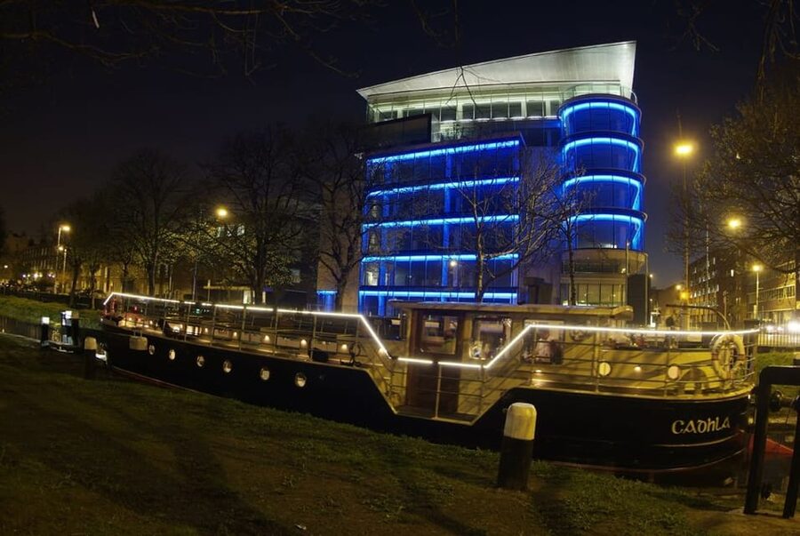 Dublin: Grand Canal Cruise with Dinner - The dining saloon and on-board meal