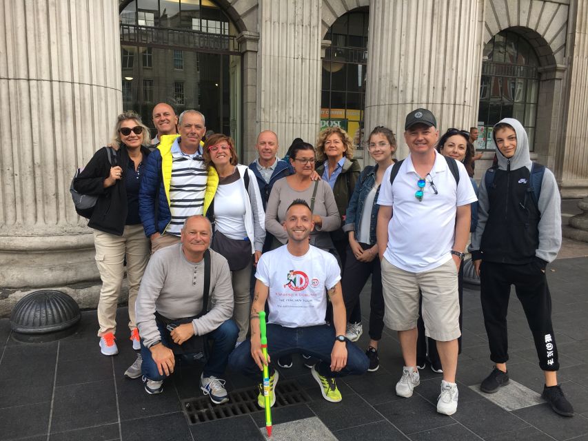 Dublin Highlights: 2.45-Hour Walking Tour in Italian - Temple Bar beyond the pub signs