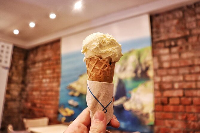 Dublin Historical Centre Private Food Tour with 8 Food Tastings - A Flaggy Shore oyster in central Dublin