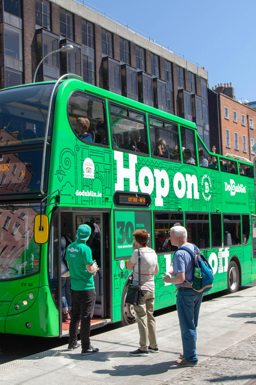 Dublin: Hop-on Hop-off Tour with Live German Commentary - College Green, Trinity, and the Georgian squares