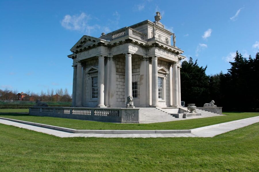 DUBLIN: Malahide castle and Howth MULTILINGUAL full day tour - Malahide Castle, family history, and ghost stories