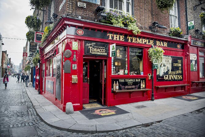 Dublin Old Town: Famous Pubs Exploration Game and Tour - Key points at a glance