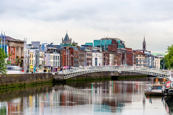 Dublin Old Town: Famous Pubs Exploration Game and Tour - Stop 1: The Brazen Head sets the tone