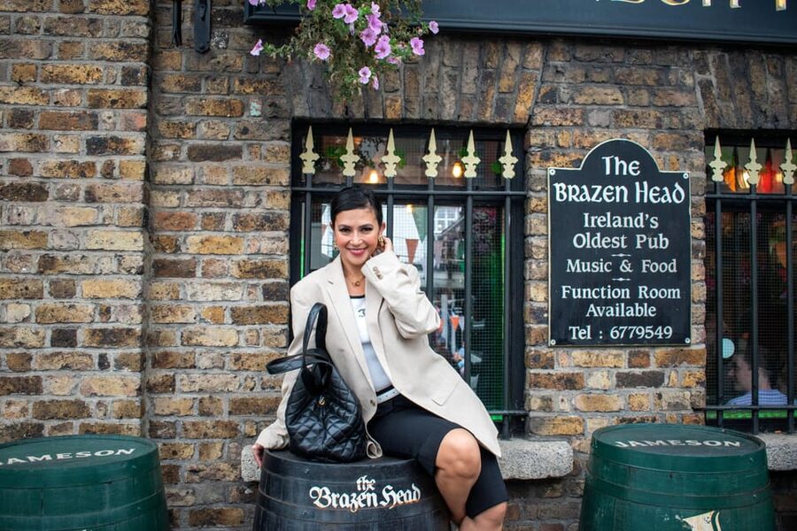 Dublin: Private Photo Experience - Temple Bar brings color and character