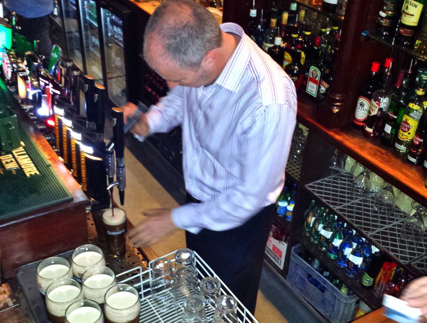 Dublin: Private Pub Tour - Stop two: pub talk, Irish writers, and music