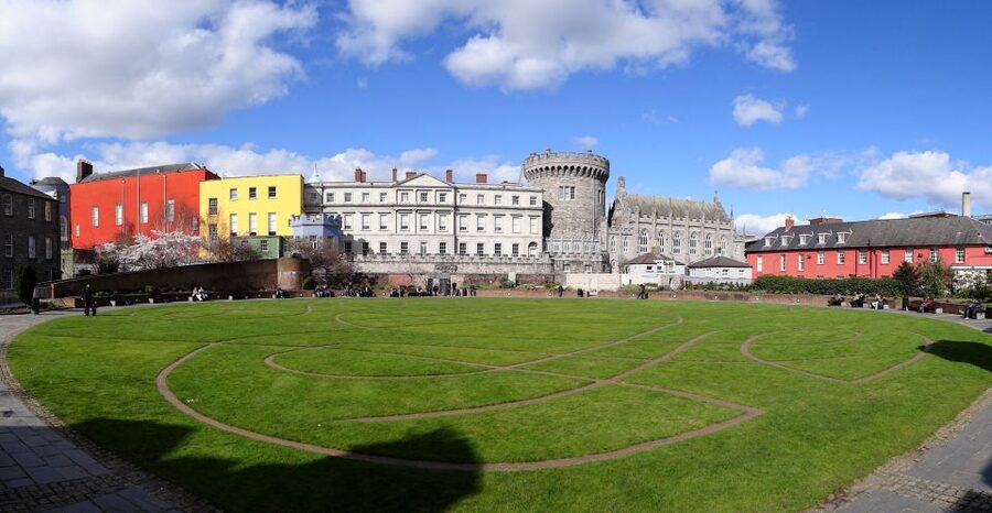 Dublin: Private Tour of City Monuments in Spanish - Clarence Hotel and the pub side of Dublin