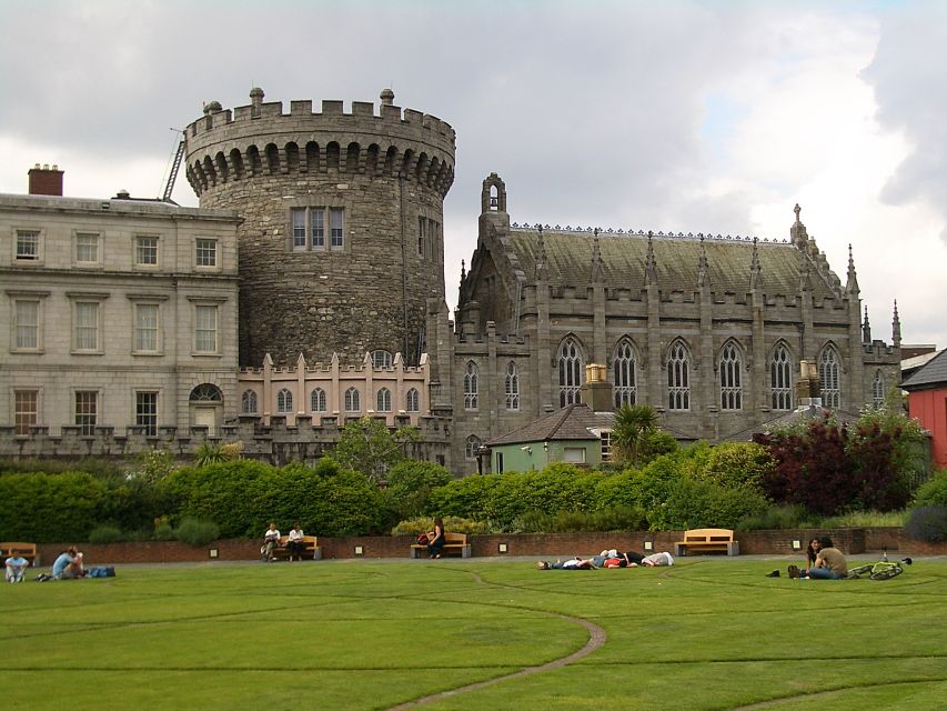 Dublin: Private Tour of City Monuments in Spanish - Temple Bar beyond the pub signs