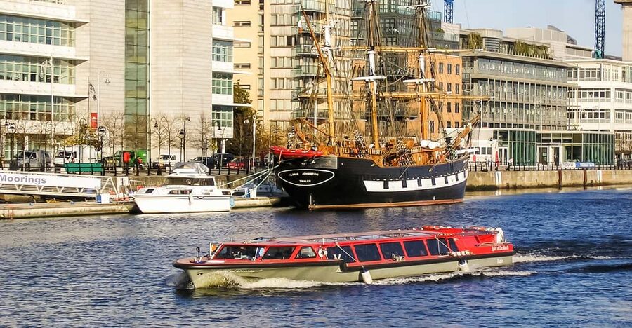 Dublin: River Liffey Sightseeing Cruise - The guides make or break the 45 minutes