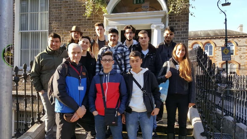 Dublin: Sightseeing Walking Tour in German - Trinity College, the former Parliament House, and the finish