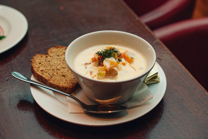 Dublin Traditional Irish 3 Course Meal Walking Tour with Local - The guides make the difference