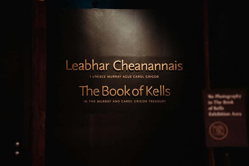 Dublin: Trinity College, Castle, Guinness and Whiskey Tour - Trinity College and the Book of Kells at opening time