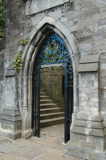 Dublin walking tour: ghosts & haunted places - Meeting at Wolfe Tone and entering the evening