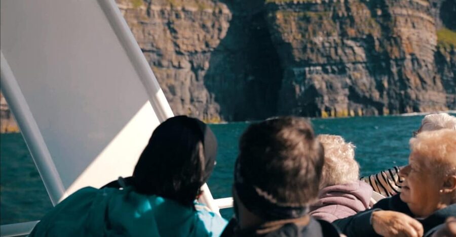 From Dublin: Galway + Cliffs of Moher Boat Cruise in Spanish - A 12-hour route from Dublin to the Atlantic