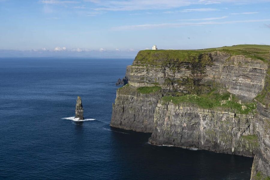 From Dublin: Galway + Cliffs of Moher Boat Cruise in Spanish - The early coach ride west from Burgh Quay