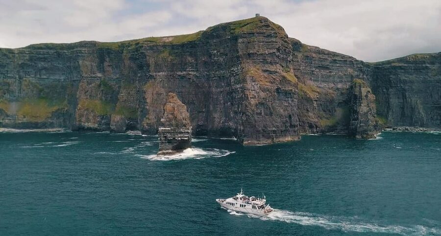 From Dublin: Galway + Cliffs of Moher Boat Cruise in Spanish - The road to Doolin through County Clare