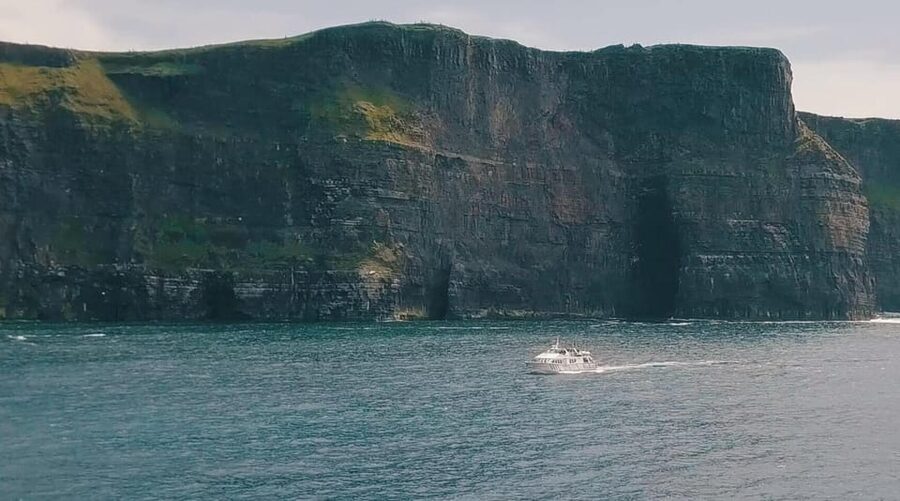 From Dublin: Galway + Cliffs of Moher Boat Cruise in Spanish - Galway in 2.5 hours: choose your sights carefully