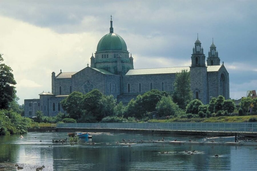 Galway: Best of Galway City & Claddagh Walking Tour - Eyre Square and the shape of old Galway