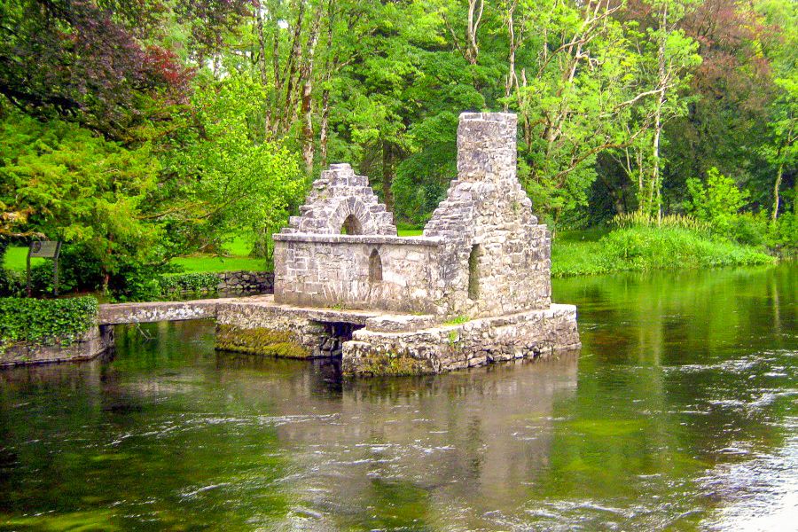 Galway, Cliffs of Moher & Connemara: 2-Day Combo Tour - Glengowla farm or Cong village by season