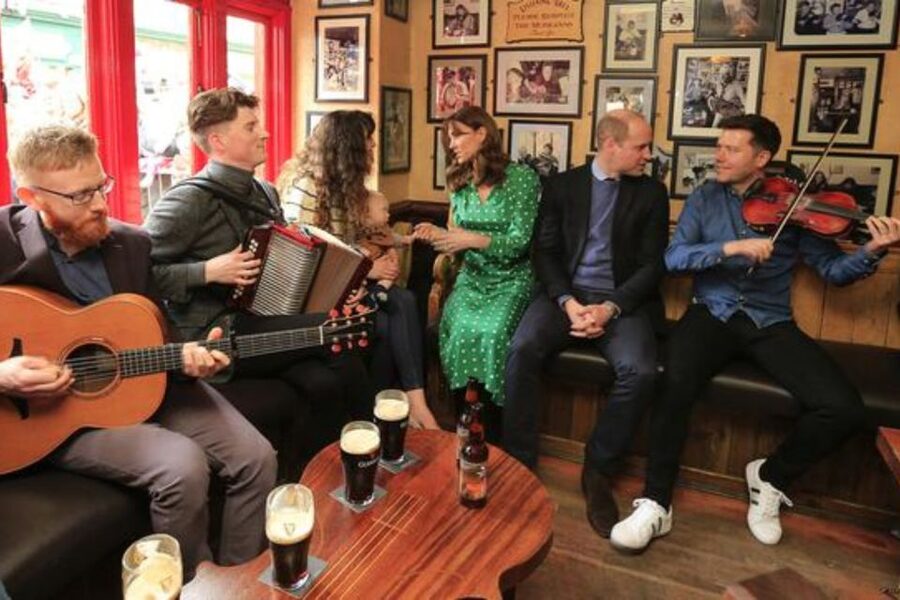 Galway: Food and Culture Walking Tour with Tastings - The guide makes or breaks the evening