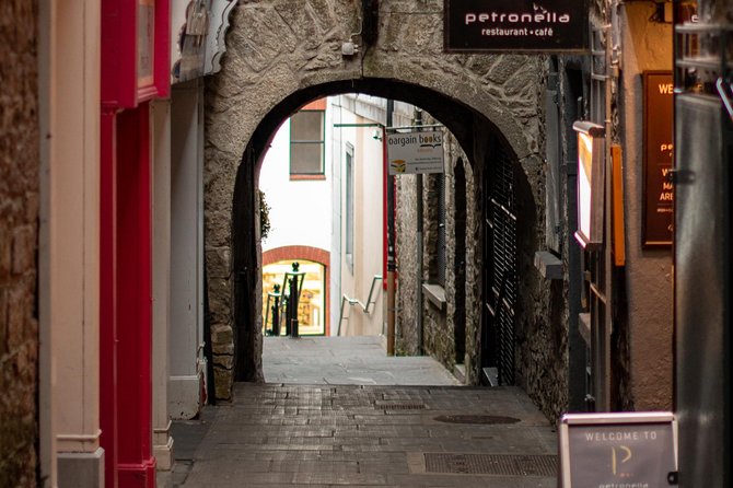 Guided tour of Kilkenny in French with an Irish guide - Rothe House, merchant life, and Butter Slip
