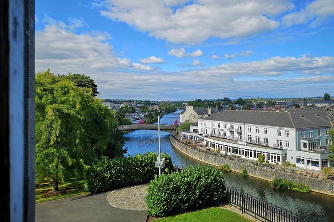 Guided tour of Kilkenny in French with an Irish guide - Starting near St. Canice’s Cathedral and the Round Tower