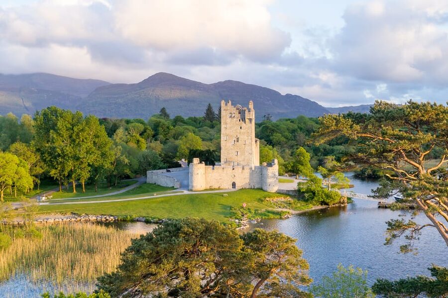 Killarney: Gap of Dunloe Pony, Trap & Traditional Boat Tour - Starting at Ross Castle by the wooden bridge