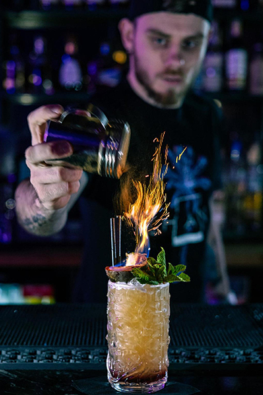 Premium Cocktail Class - Making your own cocktail behind the bar