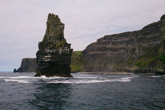 Private tour to the Cliffs of Moher guided in Spanish - Poulnabrone Dolmen and Ireland’s ancient past