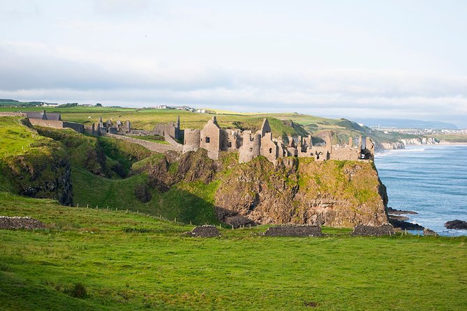 Spanish Belfast And Giants Causeway Tour - What 90 minutes in Belfast really means