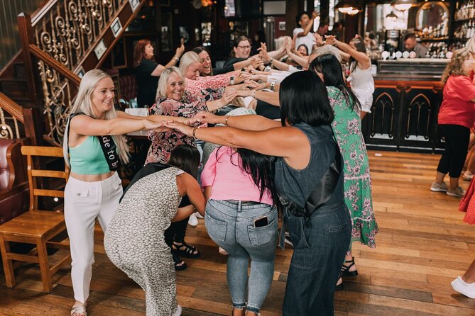 The Irish Dance Party in Dublin - The singer and MC shape the atmosphere