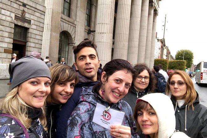 Tour a piedi di Dublino in Italiano - Crossing the Ha’Penny Bridge