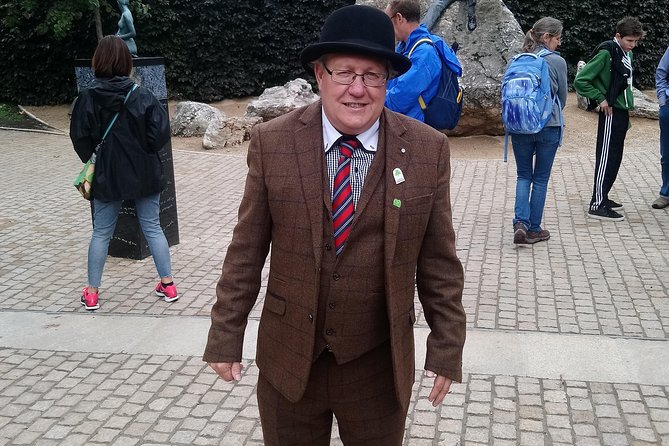 Walking tour in Merrion Square Park with a pint of Guinness Dublin Rogues Tour - Oscar Wilde and the people behind the plaques